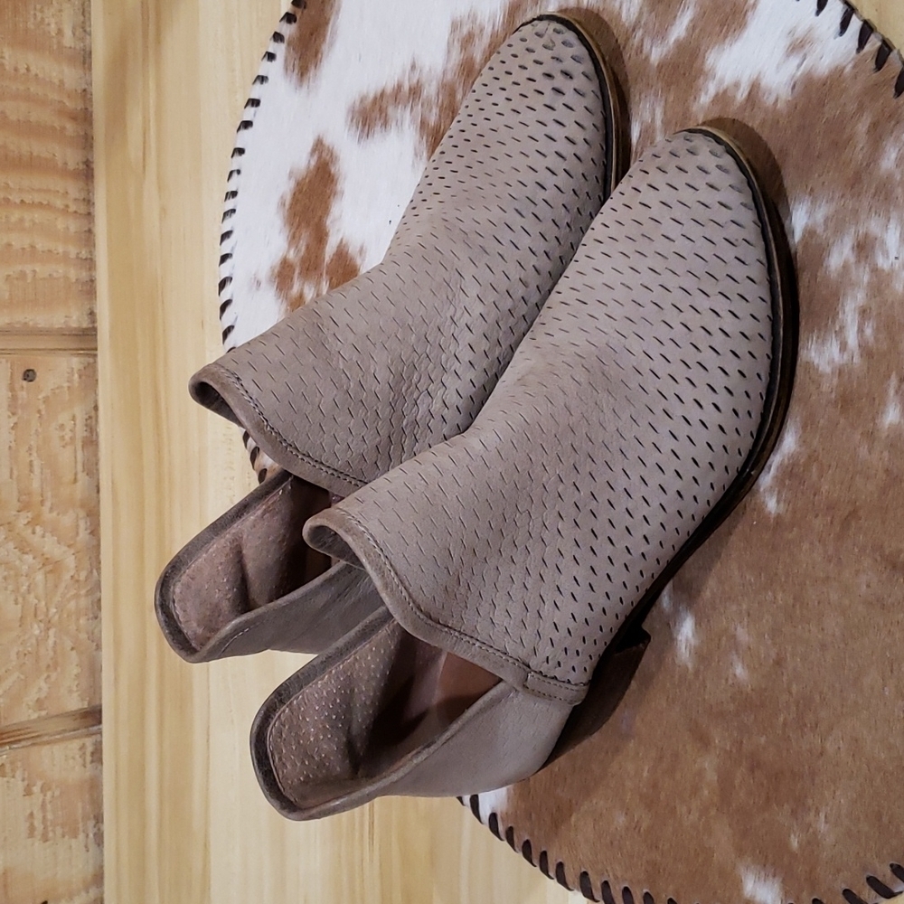 Lucky Brand Beige Tan Slip On Leather Cowgirl Ankle Boots Size 6.5